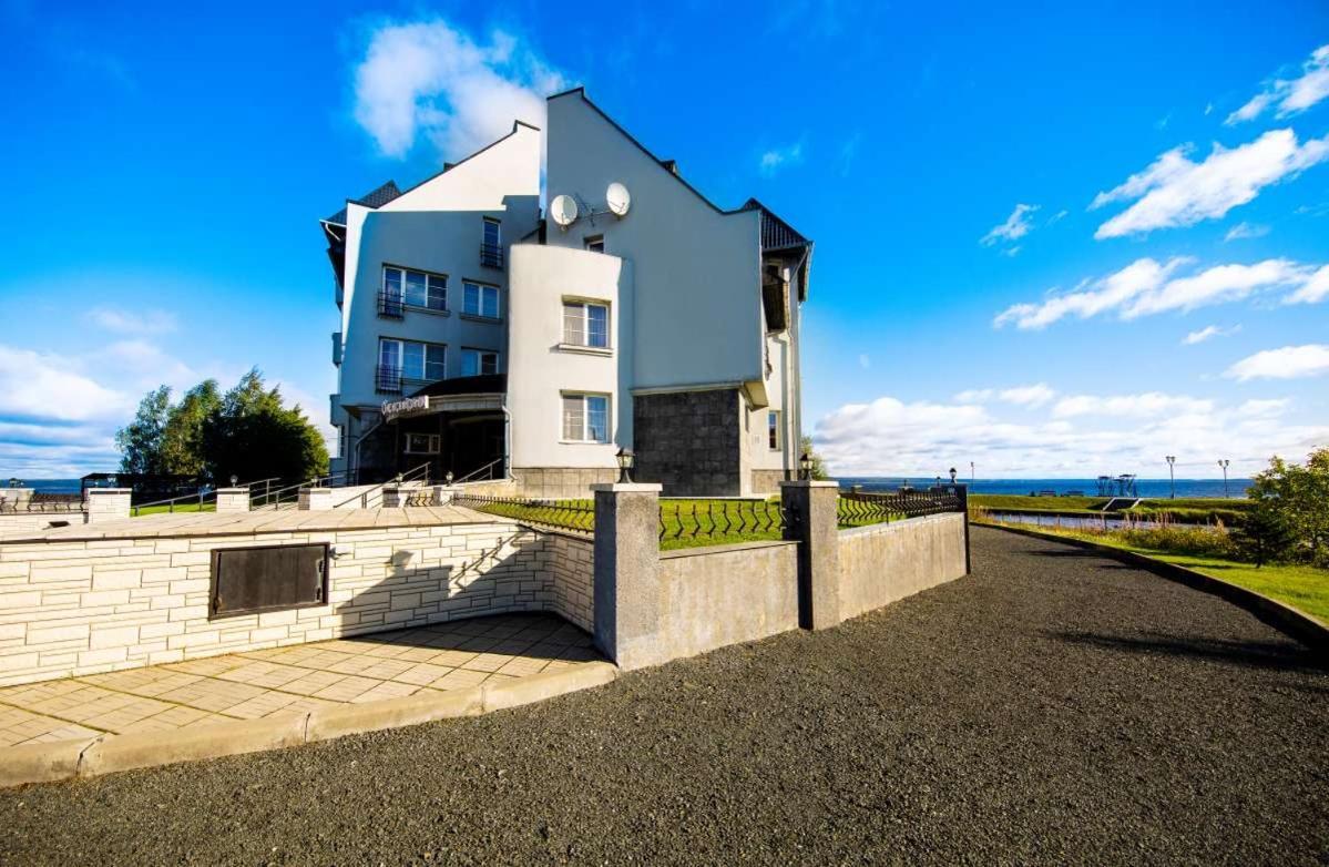 Onega Castle Hotel Petrozavodsk Exterior photo