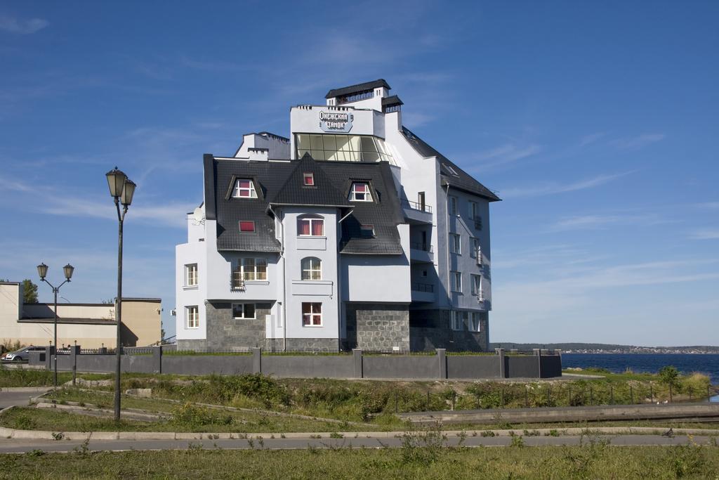 Onega Castle Hotel Petrozavodsk Exterior photo